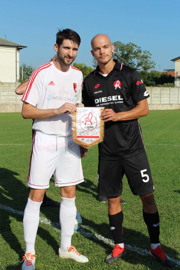 Il centrocampista Alexander Miloradovic con il capitano del LR Vicenza Bizzotto