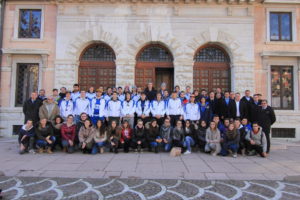 Il Team azzurro e gli studenti ad Asiago - Foto di Roberta Strazzabosco